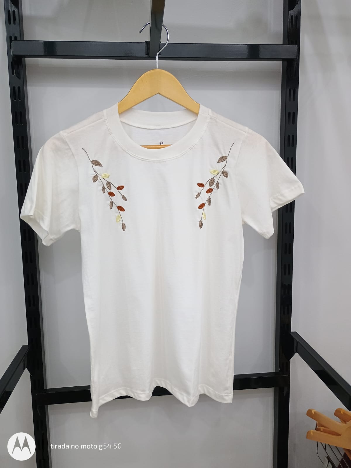 T-SHIRT BRANCA FOLHAS